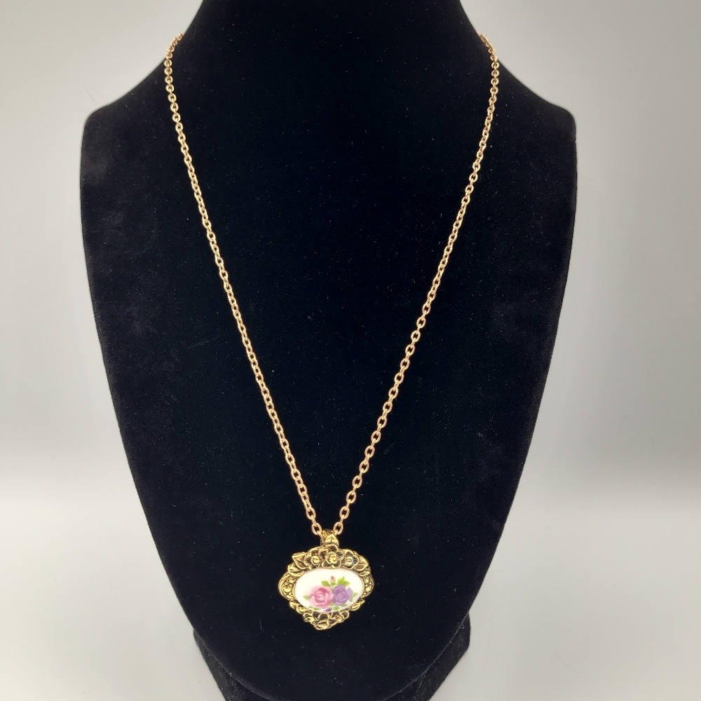 Vintage Avon Gold Floral Pendant Necklace Victorian Rose Cameo Style - Picture 3 of 12